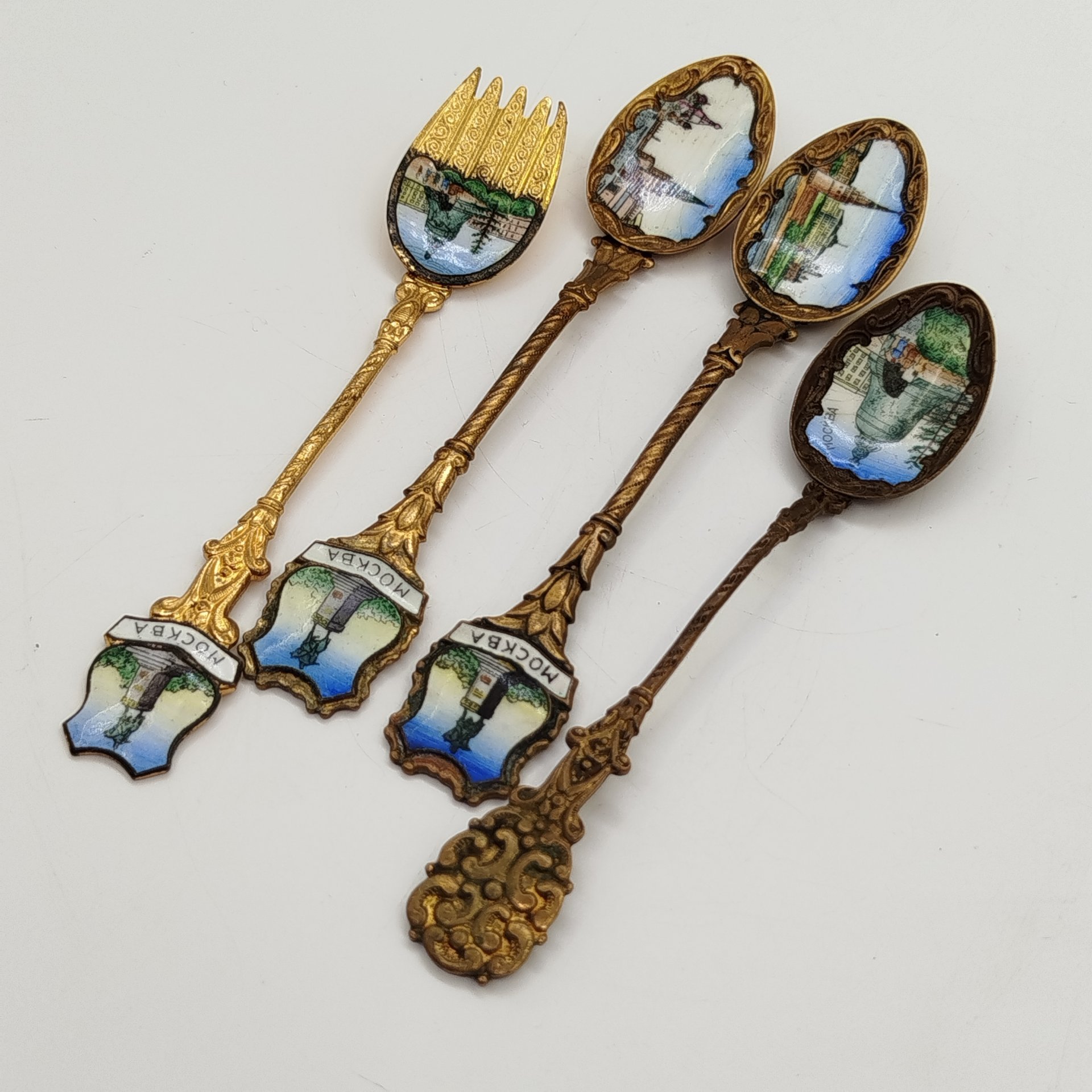 Набор из 3-х сувенирных ложек и вилки "Москва" (в подборе), металл, эмаль, золочение, деколь, Российская Федерация, 1991-2010 гг.