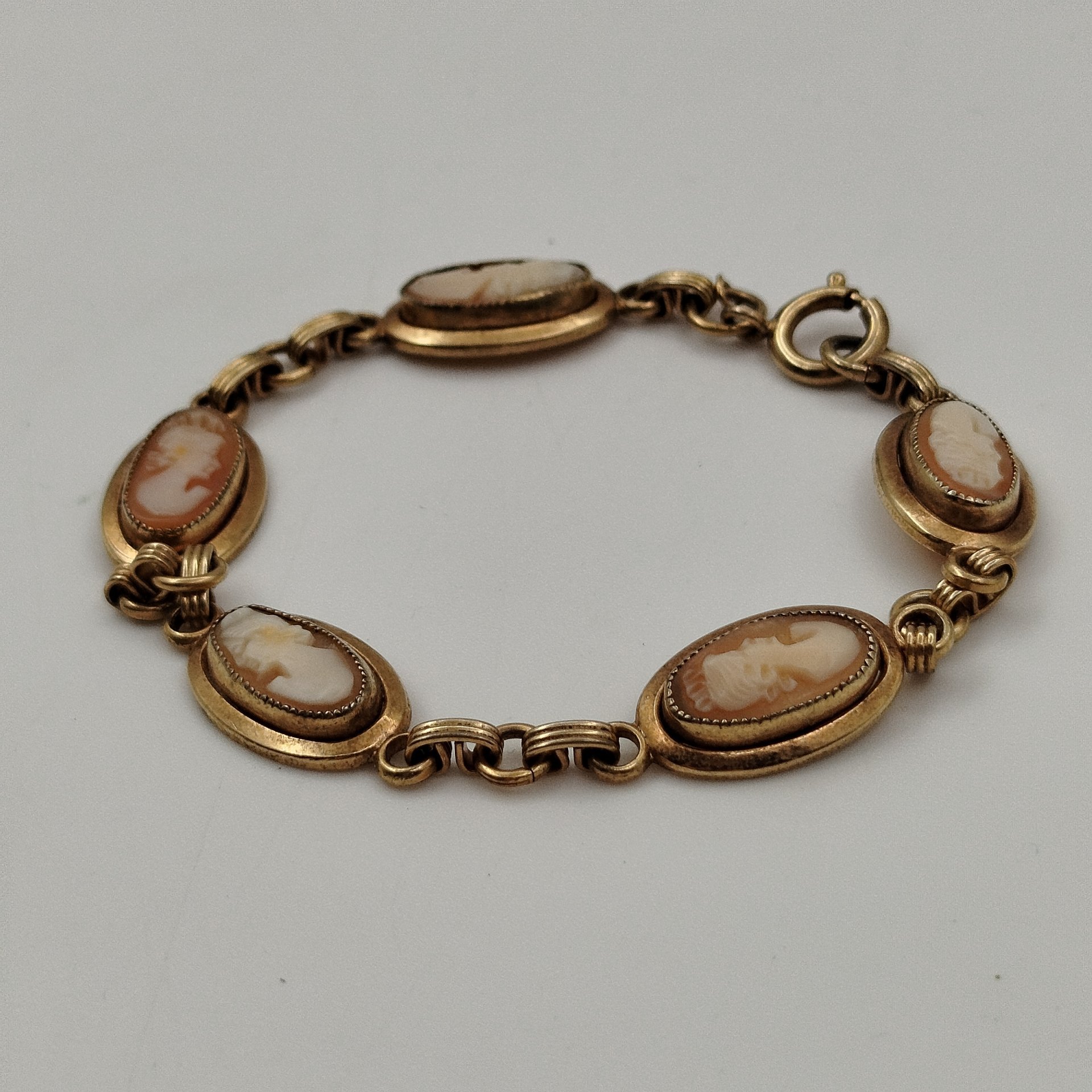 Браслет со вставками камей с женским профилем