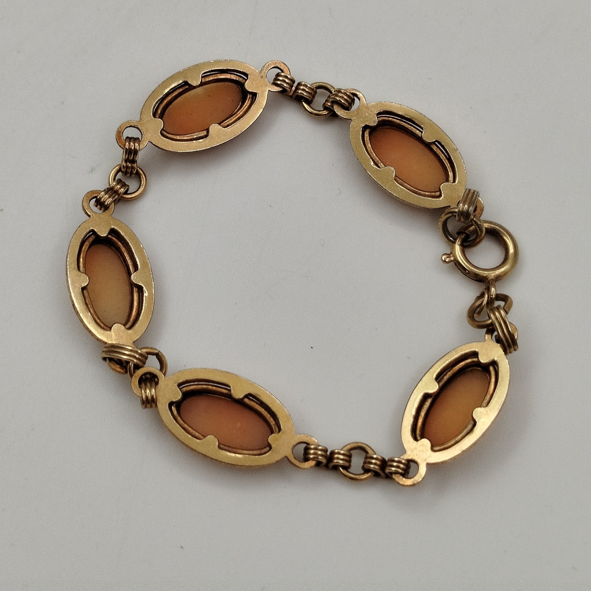 Браслет со вставками камей с женским профилем