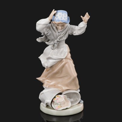 Статуэтка "Неосторожная девушка", фарфор, роспись, NAO Porcelain, NAO Porcelain