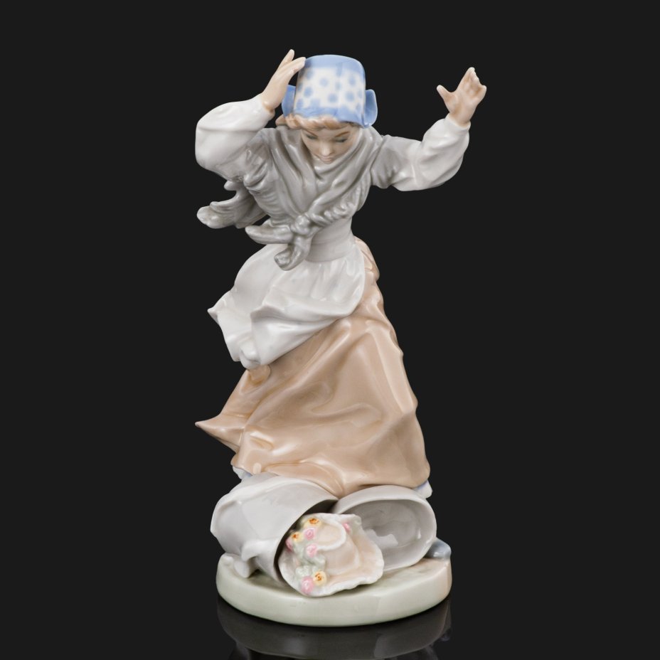 Статуэтка "Неосторожная девушка", фарфор, роспись, NAO Porcelain, NAO Porcelain