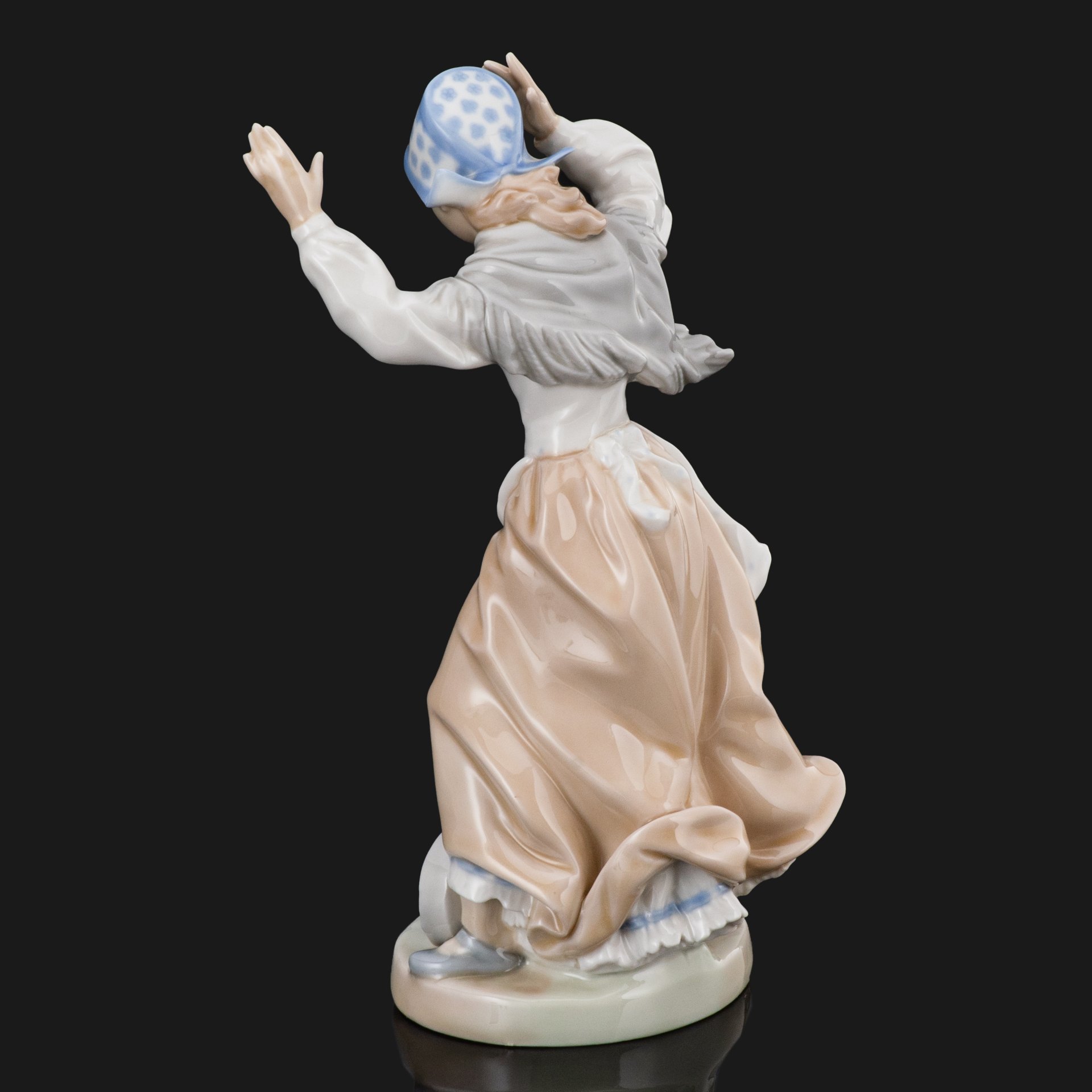 Статуэтка "Неосторожная девушка", фарфор, роспись, NAO Porcelain, NAO Porcelain