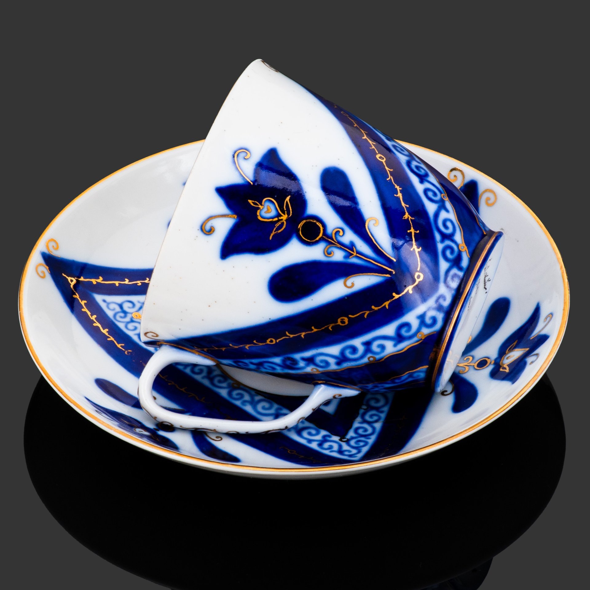 [Авторская подпись] Пара чайная "Колокольчики", автор росписи А.В. Воробьевский, фарфор, роспись, золочение, Ленинградский фарфоровый завод (ЛФЗ), СССР, 1950 г.