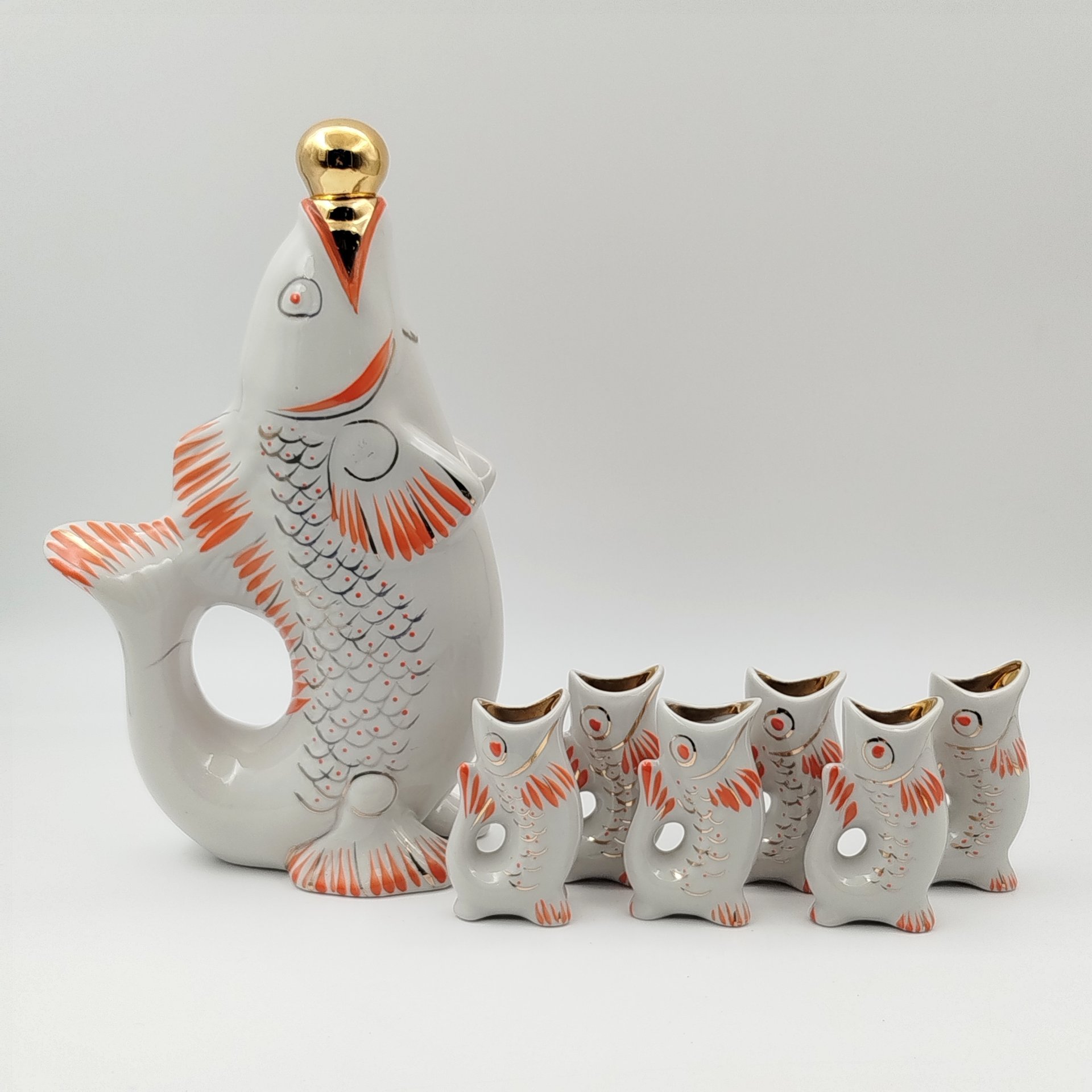 Набор для крепких напитков "Рыба" (штоф и 6 стопок), автор М.Д.Барамидзе, фарфор, роспись, золочение, Полонский завод художественной керамики (Полонное ЗХК), СССР, 1973-1991 гг.