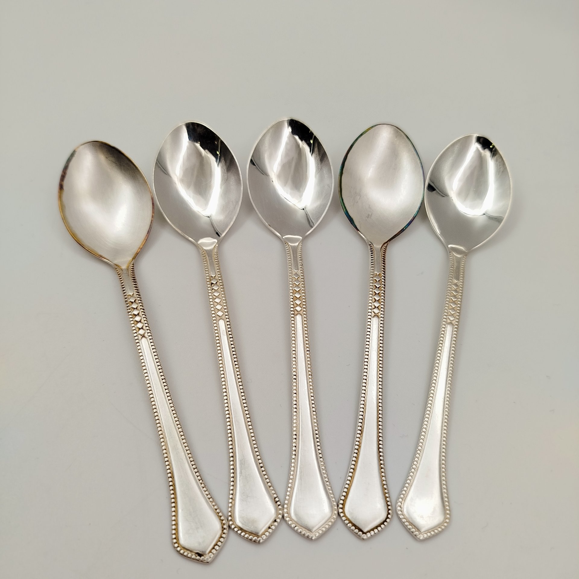 Набор из пяти чайных ложек с геометрическим декором