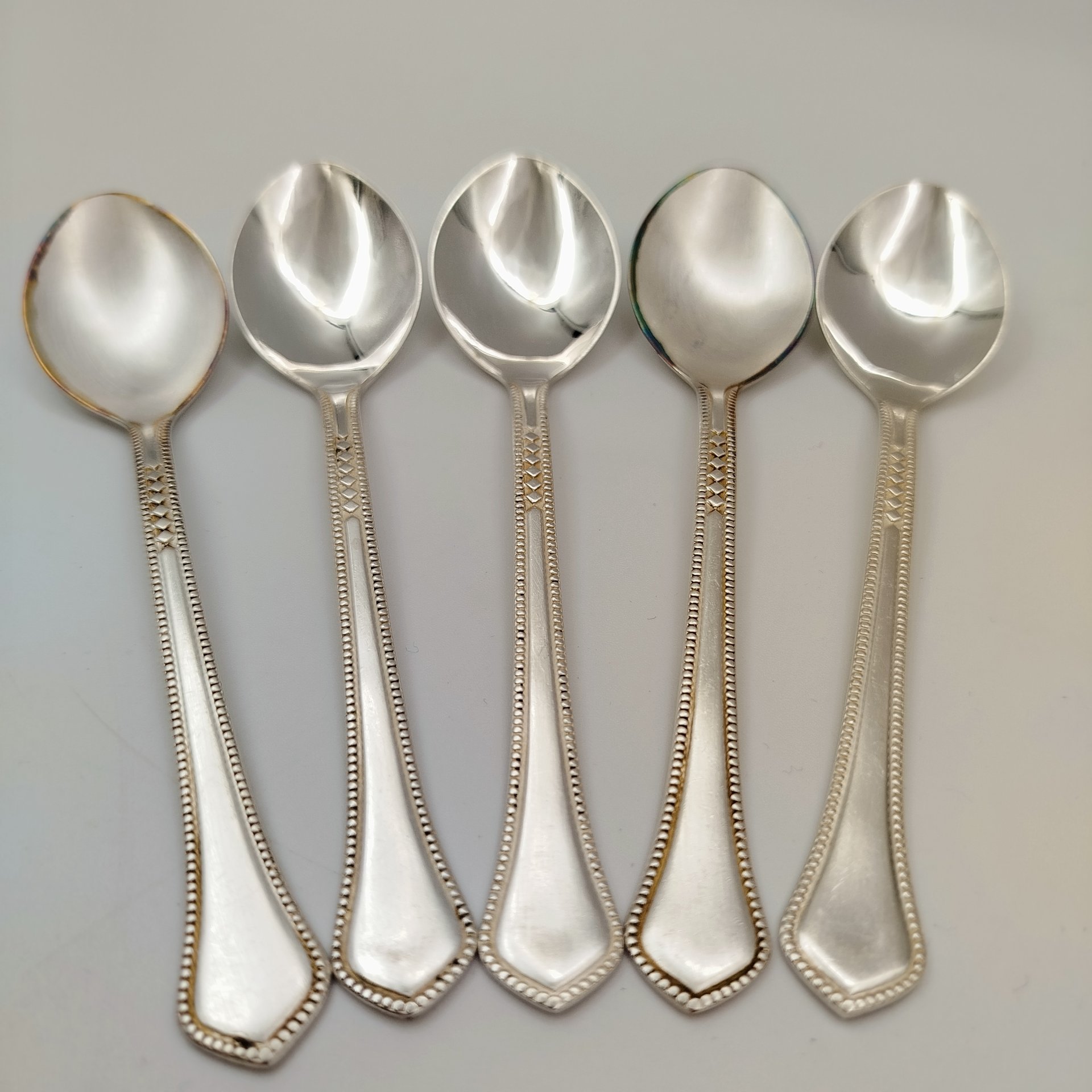 Набор из пяти чайных ложек с геометрическим декором