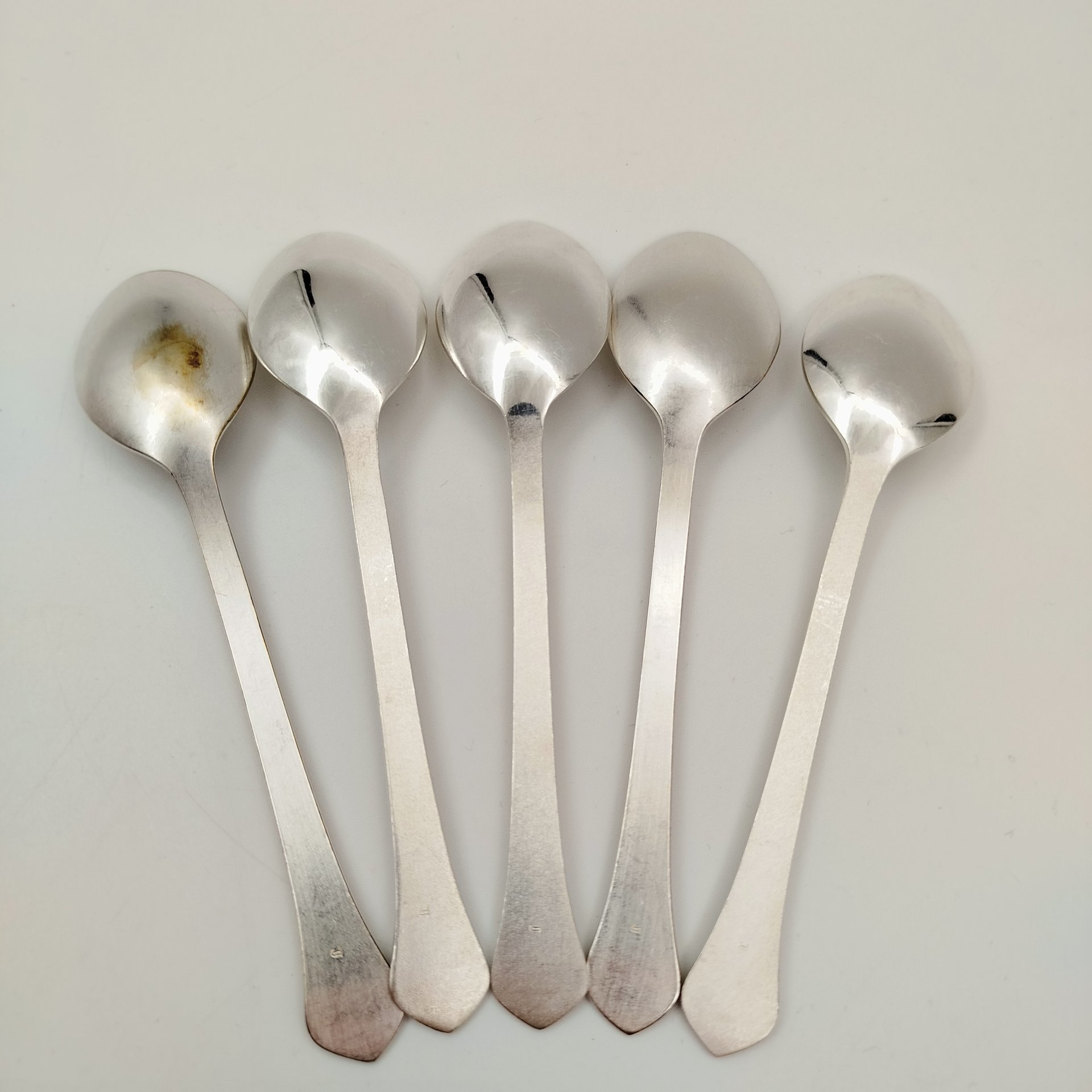 Набор из пяти чайных ложек с геометрическим декором