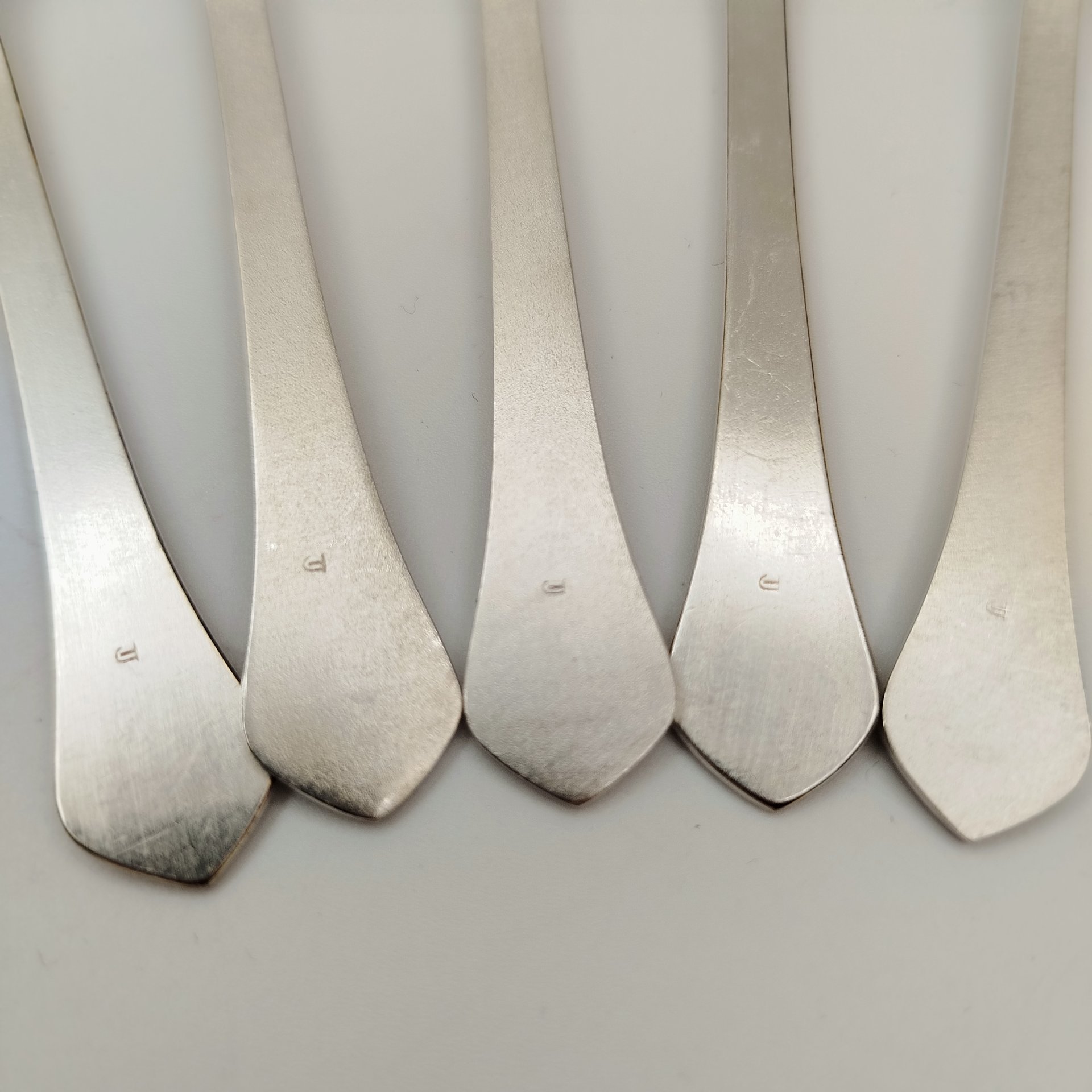 Набор из пяти чайных ложек с геометрическим декором