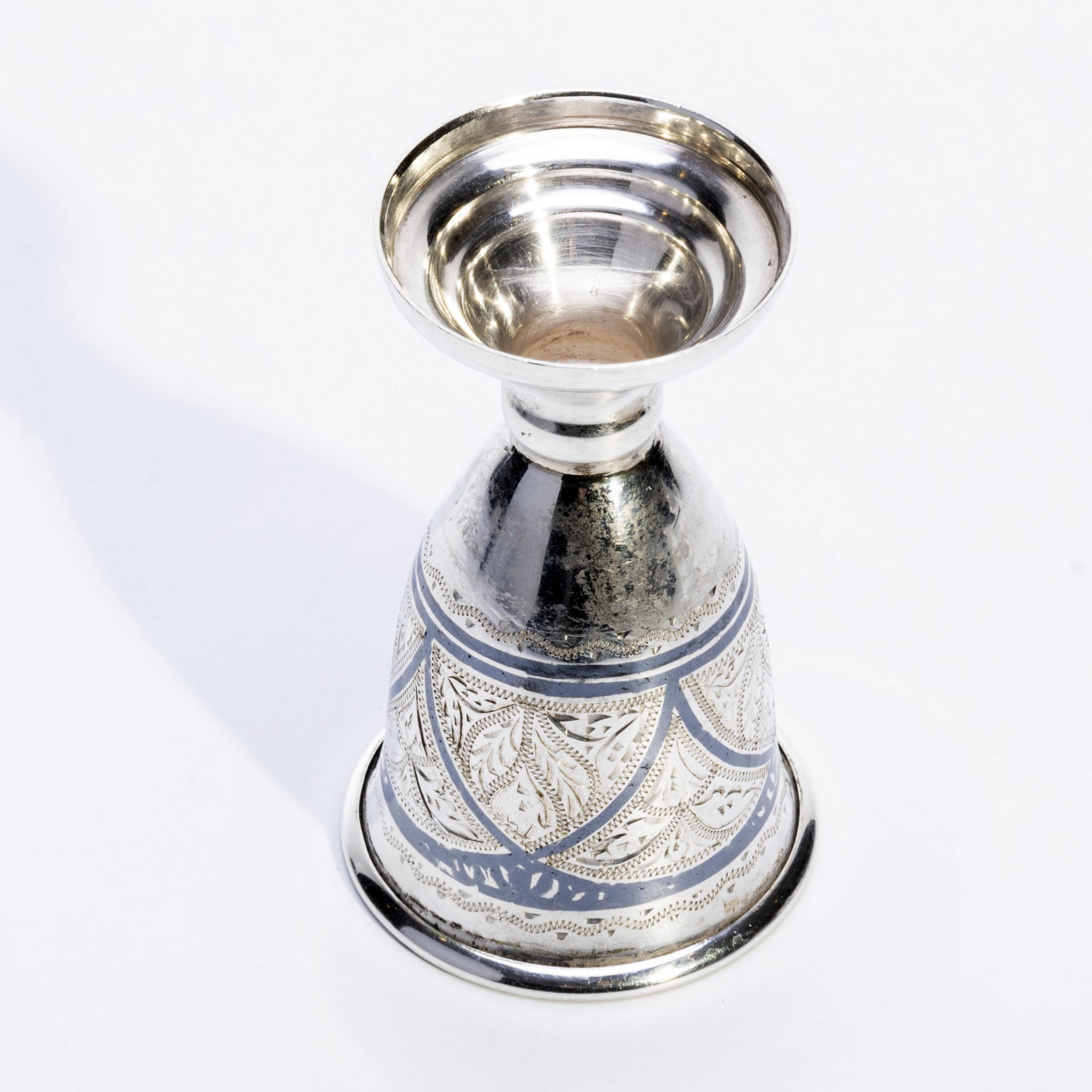 Рюмка с растительным декором, серебро 875 пр., чернь, золочение, Россия, 1995-2010 гг.