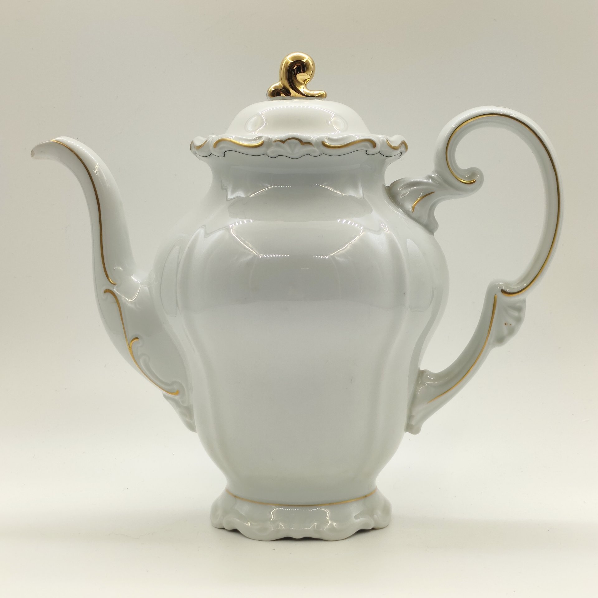 Кофейник с золочёным рельефным декором (крышка в подборе), фарфор, золочение, Weimar Porzellan (Веймарский фарфор), Германия, 1948-1980 гг.