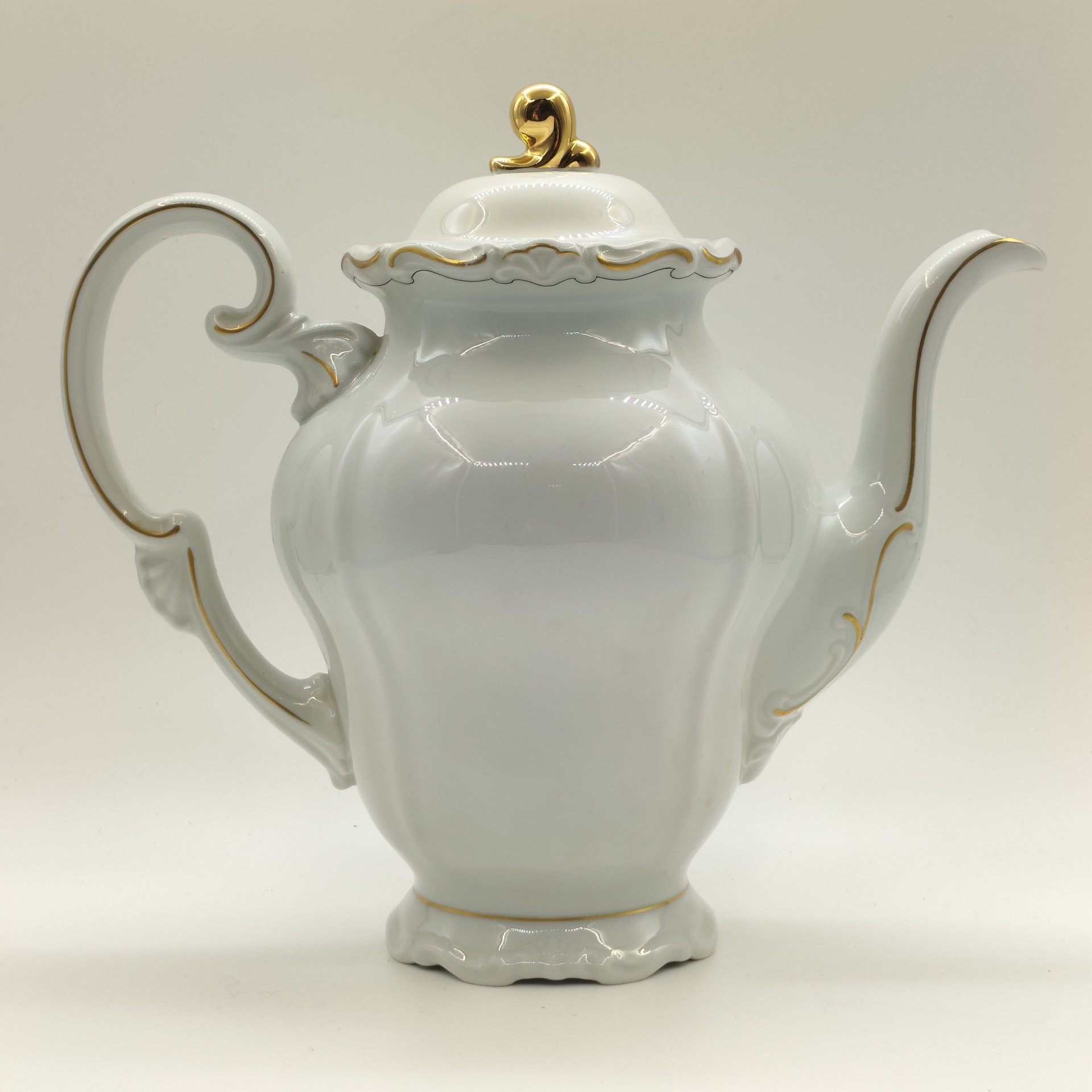 Кофейник с золочёным рельефным декором (крышка в подборе), фарфор, золочение, Weimar Porzellan (Веймарский фарфор), Германия, 1948-1980 гг.