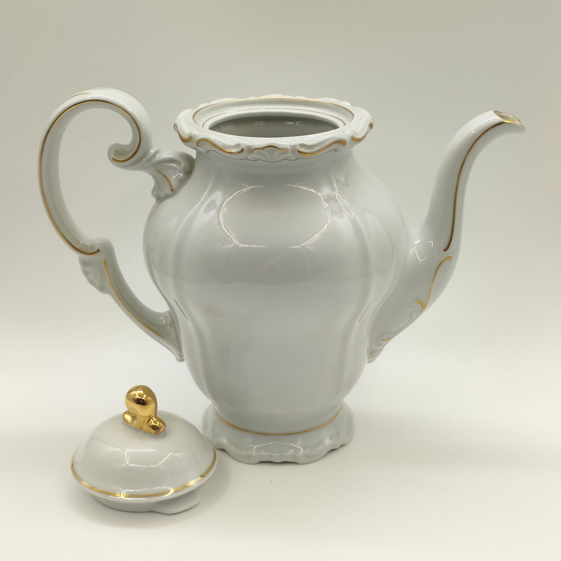 Кофейник с золочёным рельефным декором (крышка в подборе), фарфор, золочение, Weimar Porzellan (Веймарский фарфор), Германия, 1948-1980 гг.