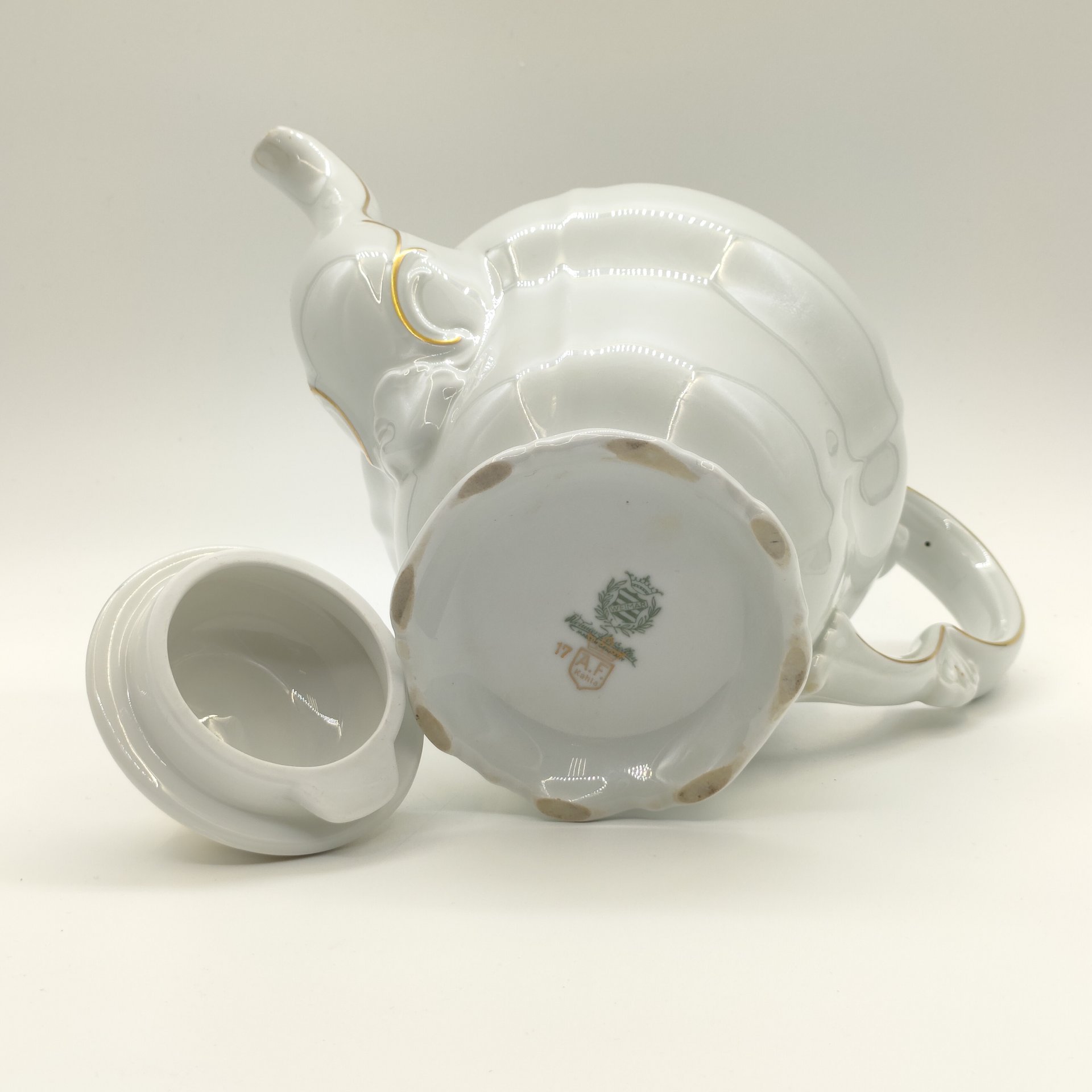 Кофейник с золочёным рельефным декором (крышка в подборе), фарфор, золочение, Weimar Porzellan (Веймарский фарфор), Германия, 1948-1980 гг.