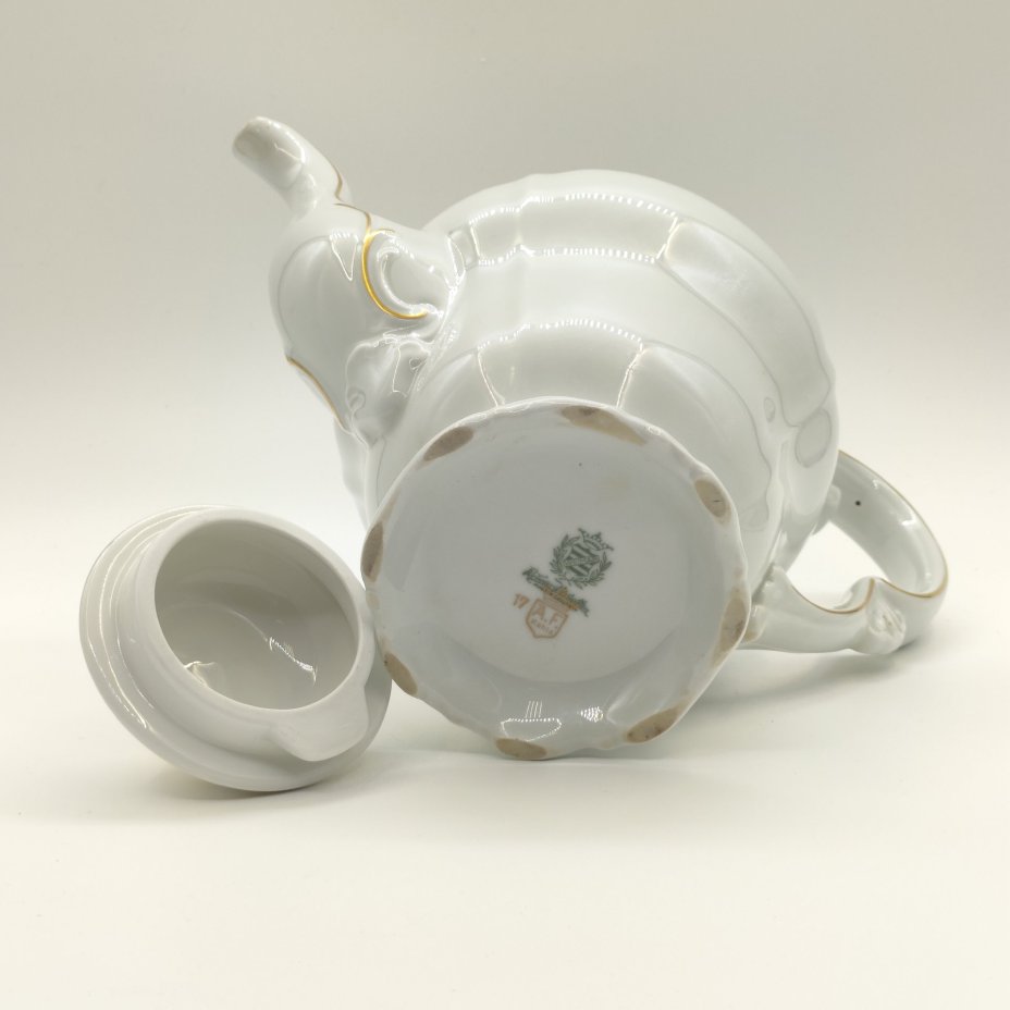 Кофейник с золочёным рельефным декором (крышка в подборе), фарфор, золочение, Weimar Porzellan (Веймарский фарфор), Германия, 1948-1980 гг.