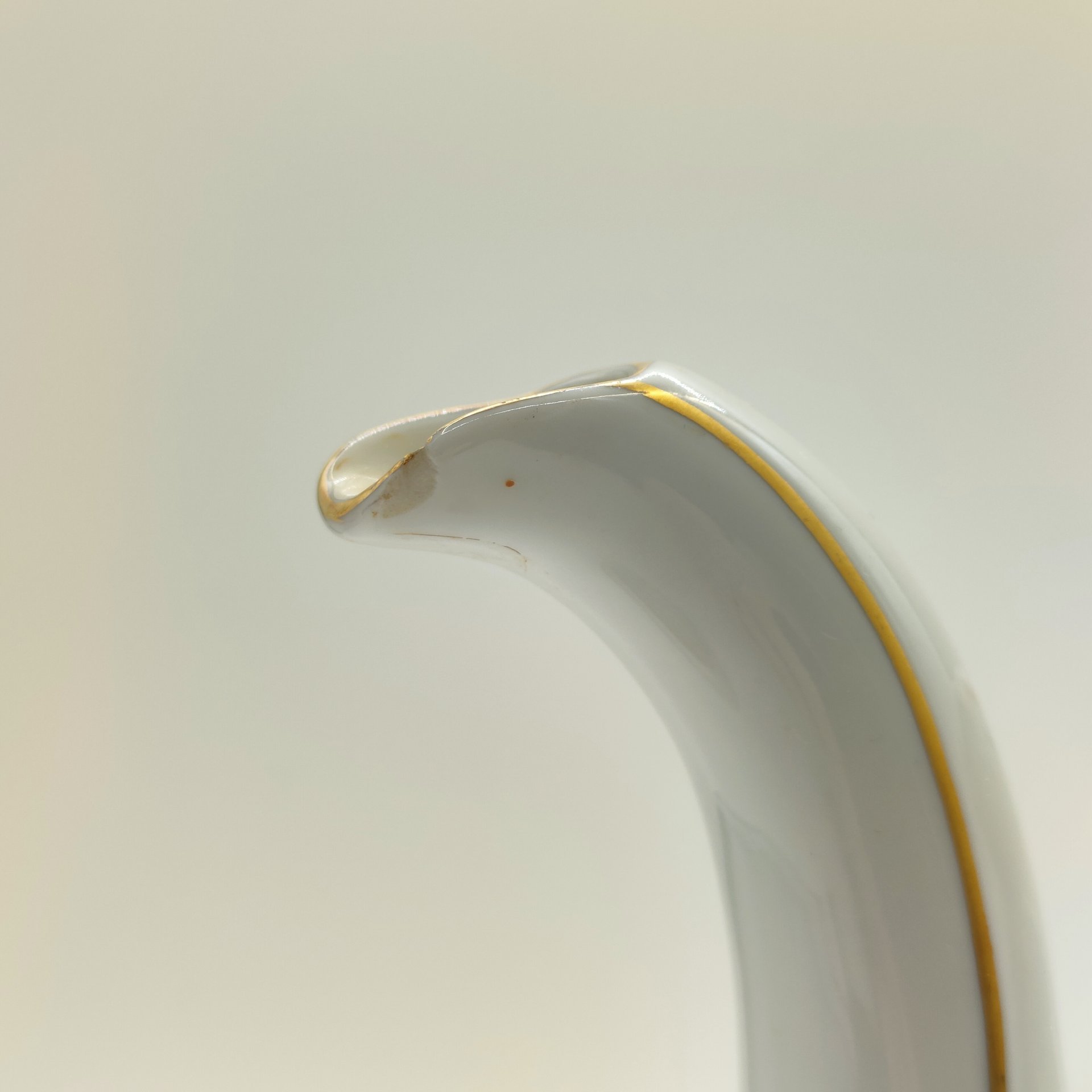 Кофейник с золочёным рельефным декором (крышка в подборе), фарфор, золочение, Weimar Porzellan (Веймарский фарфор), Германия, 1948-1980 гг.