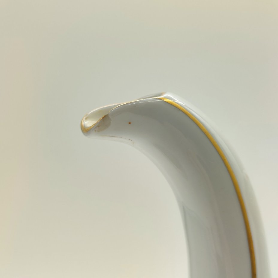 Кофейник с золочёным рельефным декором (крышка в подборе), фарфор, золочение, Weimar Porzellan (Веймарский фарфор), Германия, 1948-1980 гг.