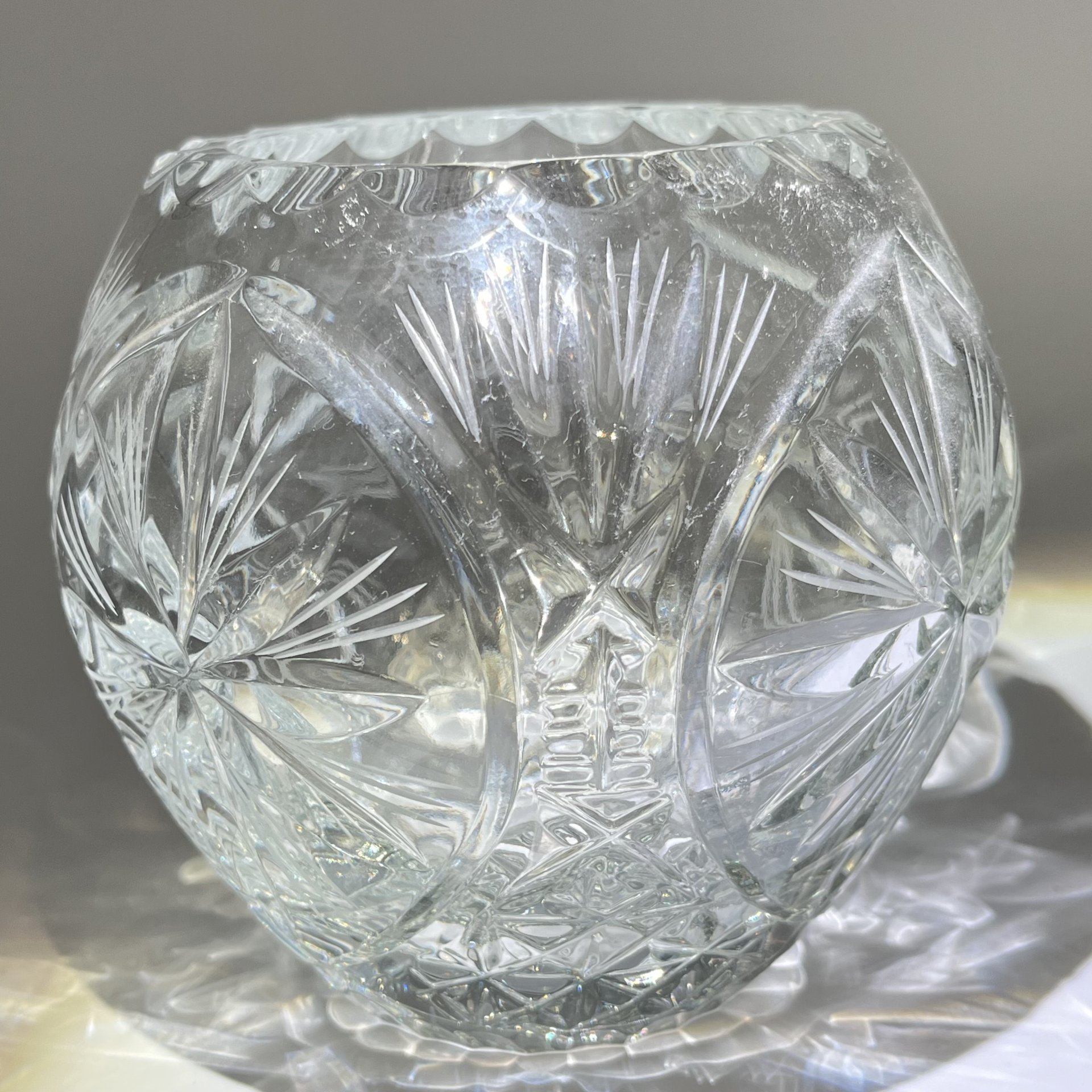 Ваза круглой формы с резным геометрическим декором, хрусталь, СССР, 1970-1990 гг.
