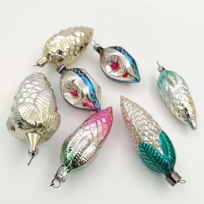 Набор из 7 елочных игрушек в виде шишек и сосулек, стекло, роспись, металл, СССР, 1950-1970 гг.