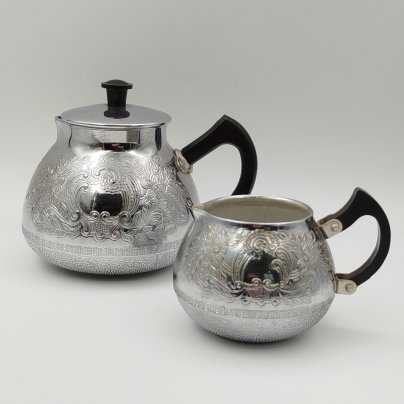 Набор для сервировки (чайник и молочник), украшенный растительным декором