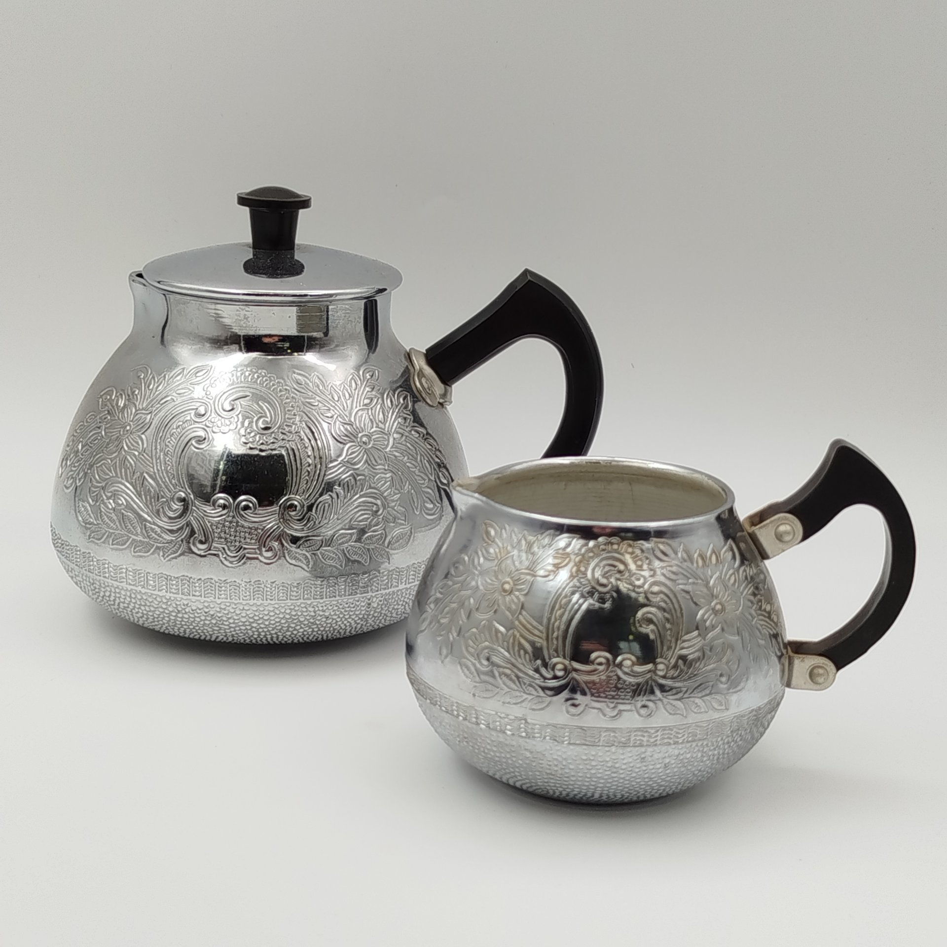 Набор для сервировки (чайник и молочник), украшенный растительным декором