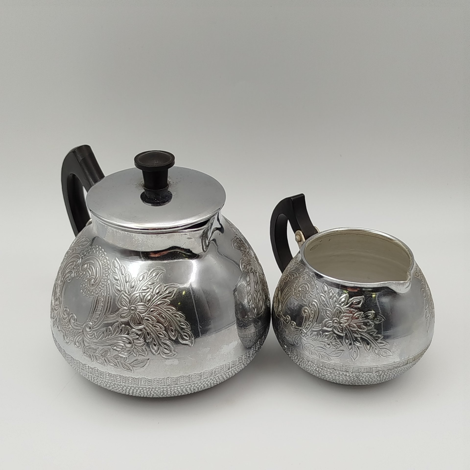 Набор для сервировки (чайник и молочник), украшенный растительным декором