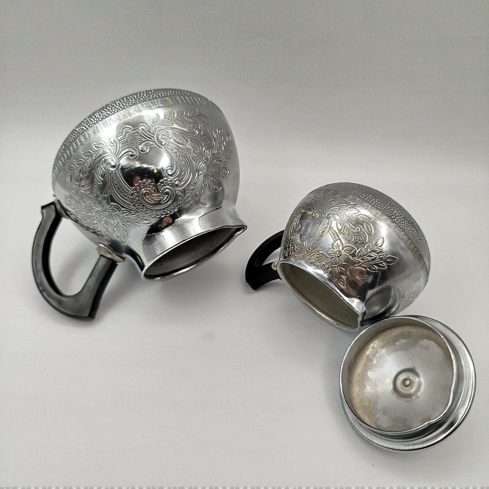 Набор для сервировки (чайник и молочник), украшенный растительным декором