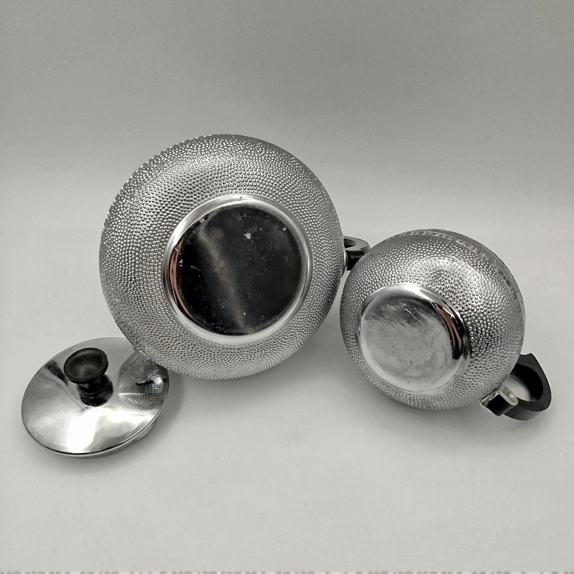 Набор для сервировки (чайник и молочник), украшенный растительным декором