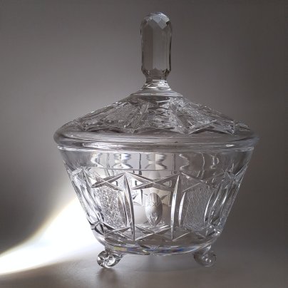 Ваза-конфетница на фигурных ножках с крышкой, хрусталь, алмазная грань, Европа, 1970-1990 гг.