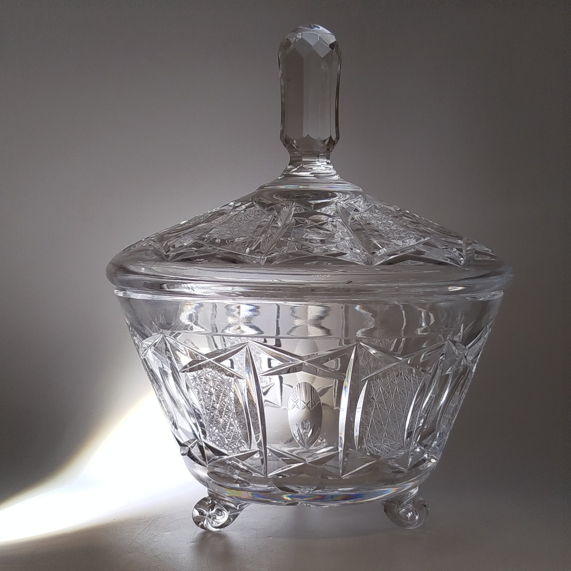 Ваза-конфетница на фигурных ножках с крышкой, хрусталь, алмазная грань, Европа, 1970-1990 гг.