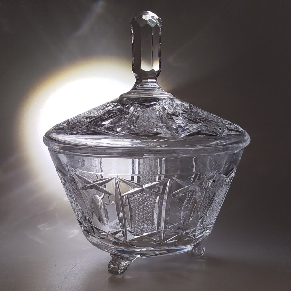 Ваза-конфетница на фигурных ножках с крышкой