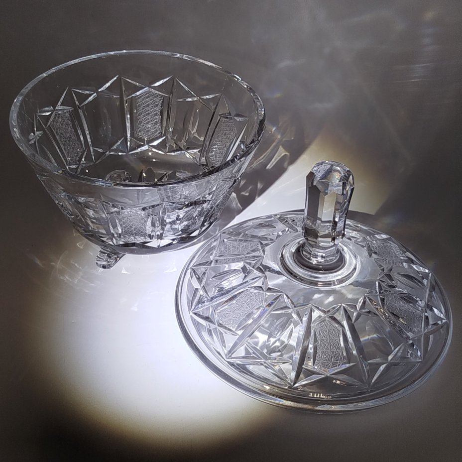 Ваза-конфетница на фигурных ножках с крышкой