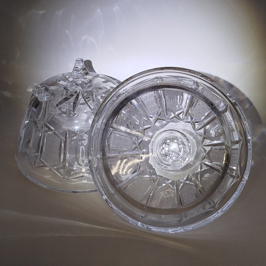 Ваза-конфетница на фигурных ножках с крышкой