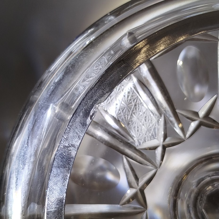 Ваза-конфетница на фигурных ножках с крышкой