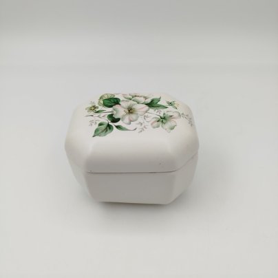 Шкатулка, украшенная белыми цветами, "Marisa", керамика, деколь, Италия, 1990-2010 гг.