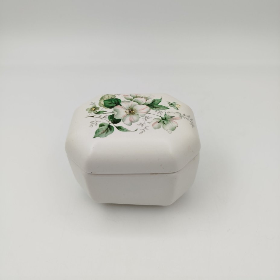 Шкатулка, украшенная белыми цветами, "Marisa", керамика, деколь, Италия, 1990-2010 гг.