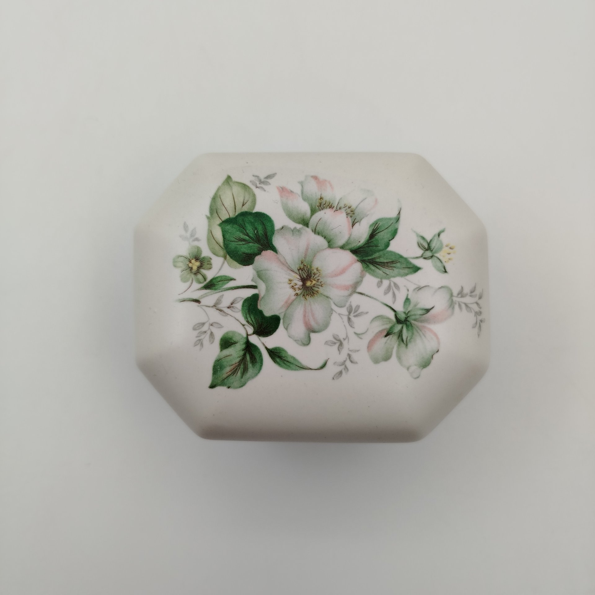 Шкатулка, украшенная белыми цветами, "Marisa", керамика, деколь, Италия, 1990-2010 гг.