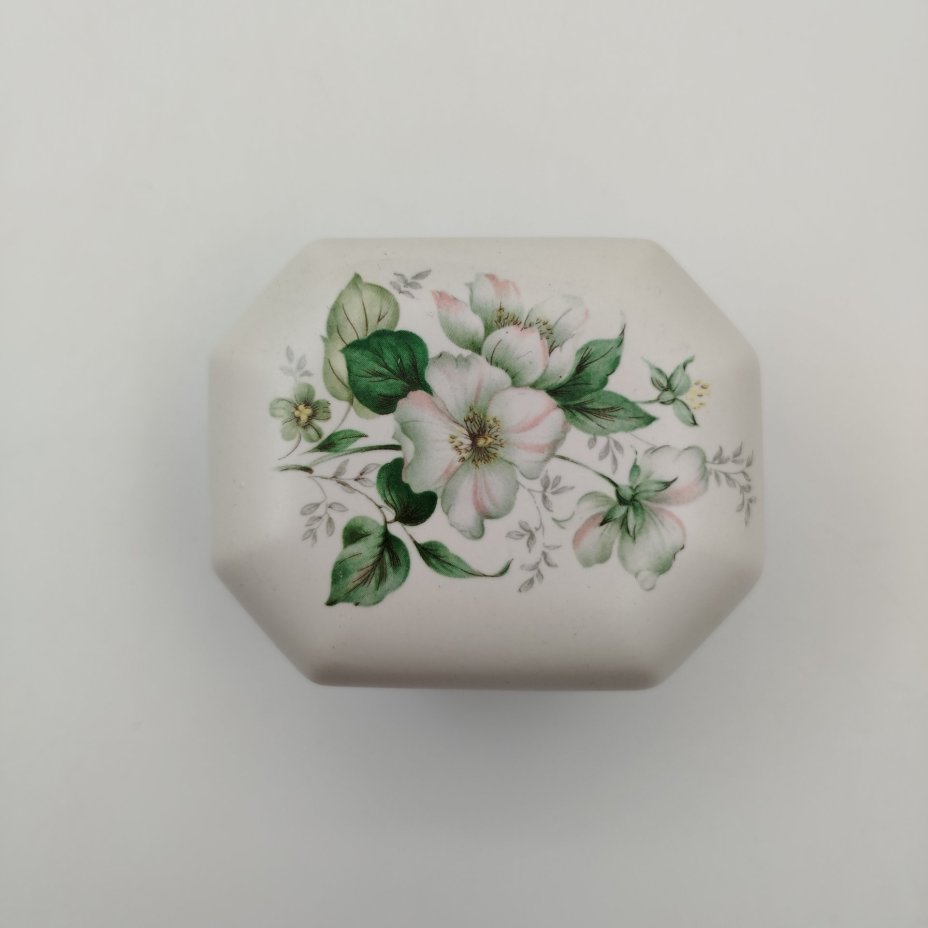 Шкатулка, украшенная белыми цветами, "Marisa"