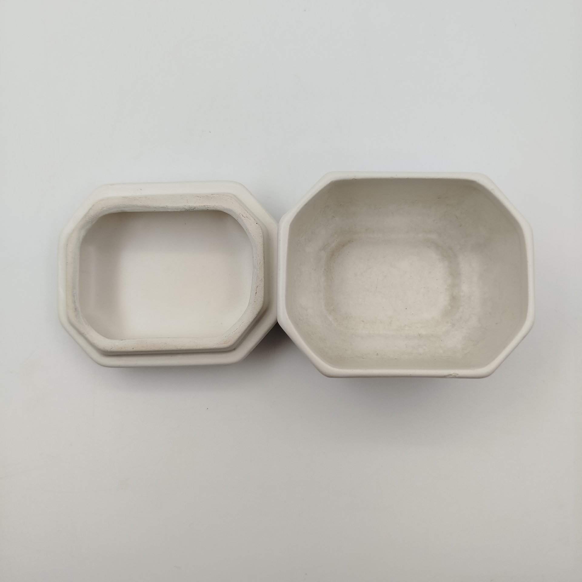 Шкатулка, украшенная белыми цветами, "Marisa", керамика, деколь, Италия, 1990-2010 гг.