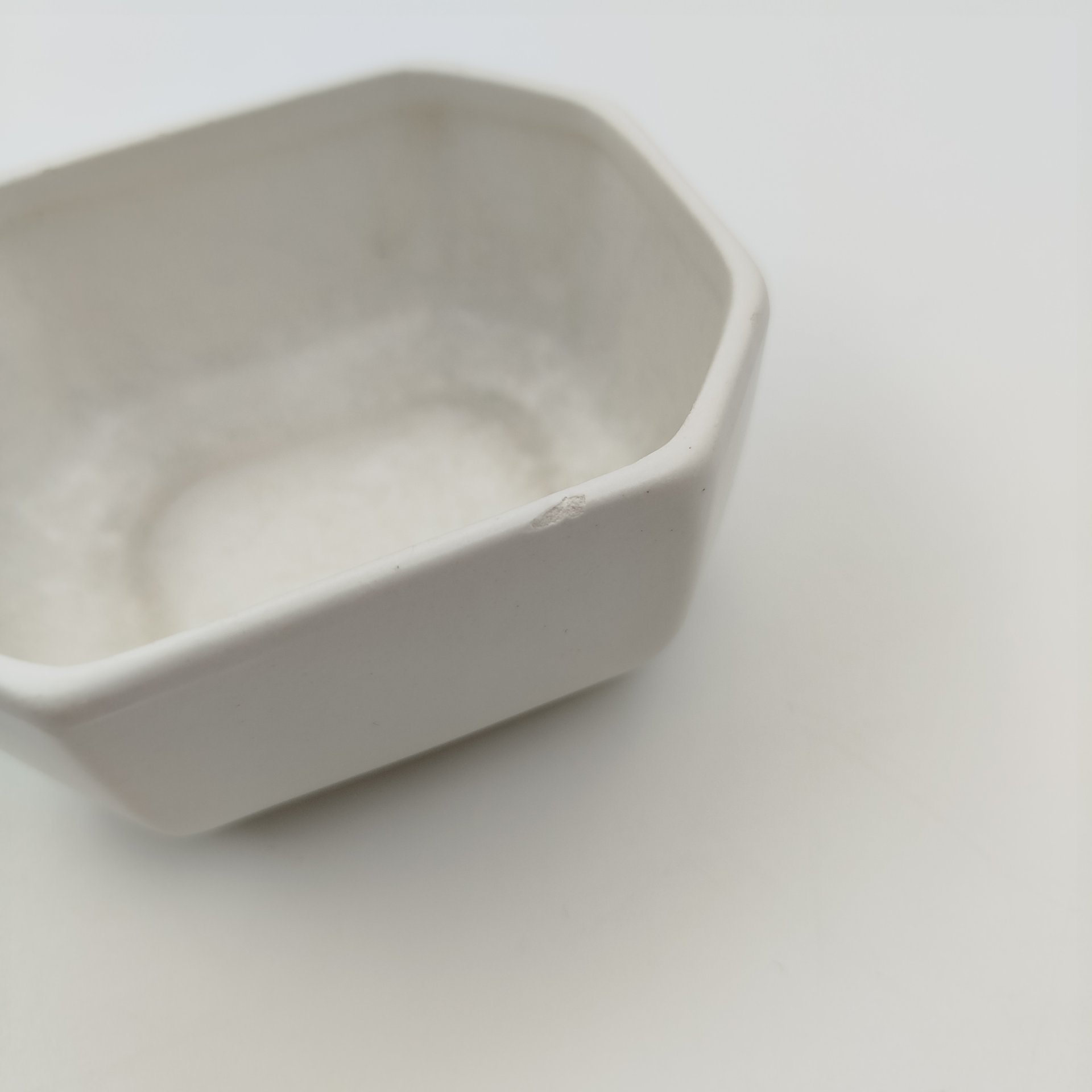 Шкатулка, украшенная белыми цветами, "Marisa", керамика, деколь, Италия, 1990-2010 гг.