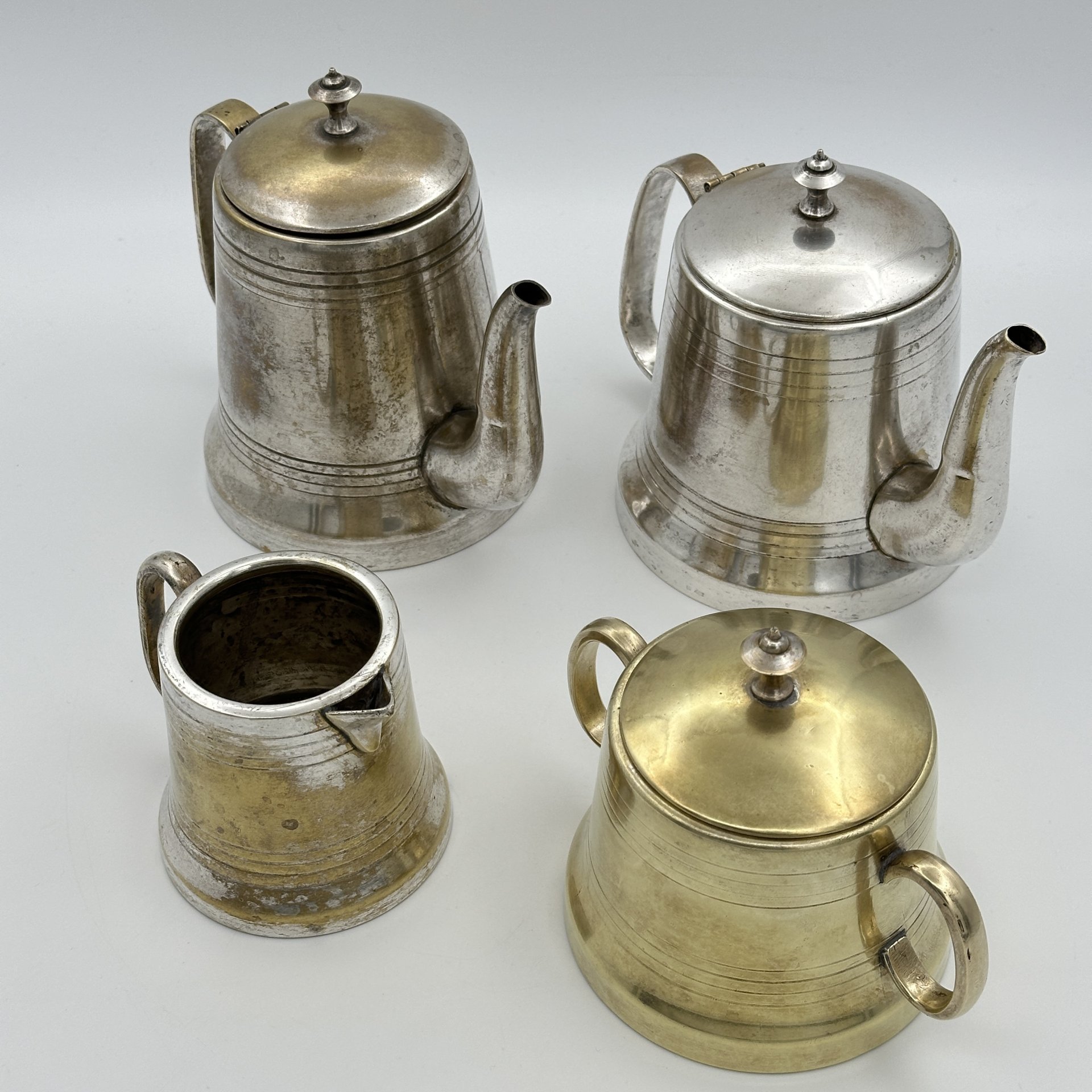 Набор  с лаконичным дизайном (чайник, кофейник, сахарница, молочник)