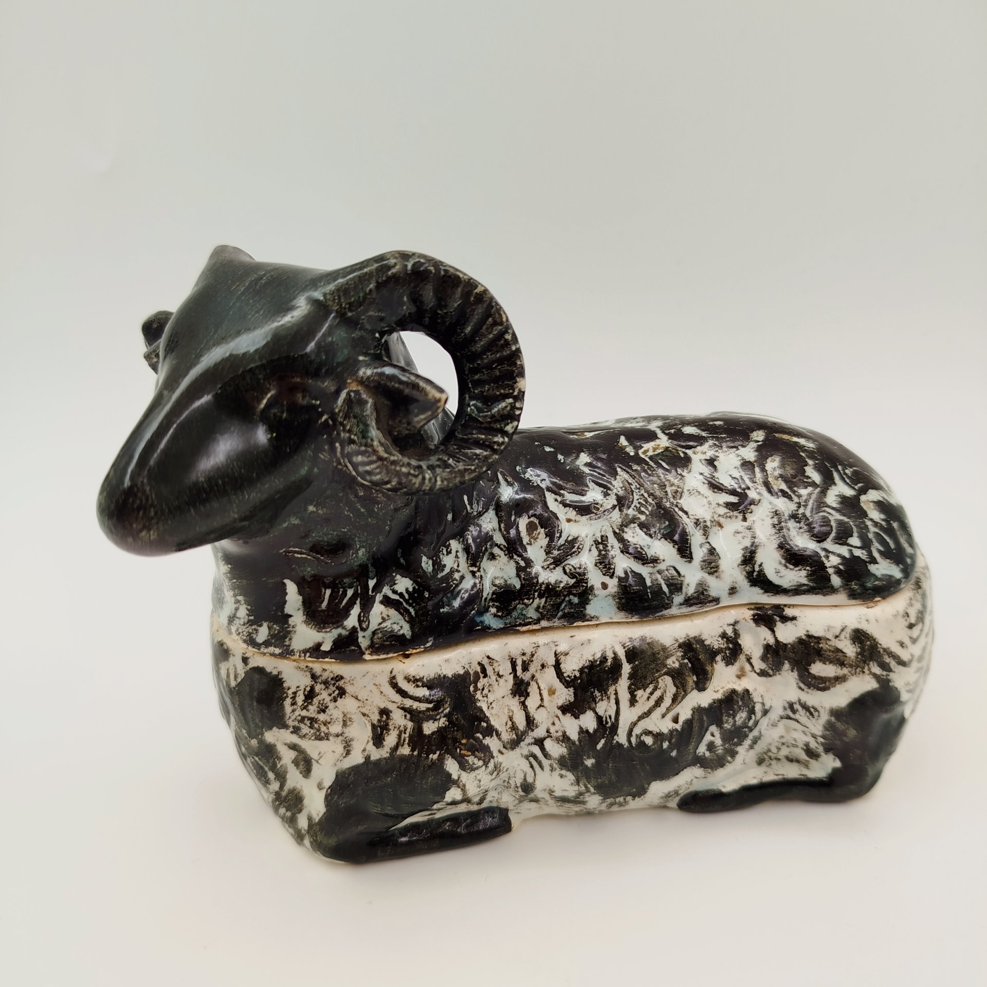 Маслёнка "Баран", фаянс, роспись, Товарищество М.С. Кузнецова, Российская империя, 1890-1917 гг.