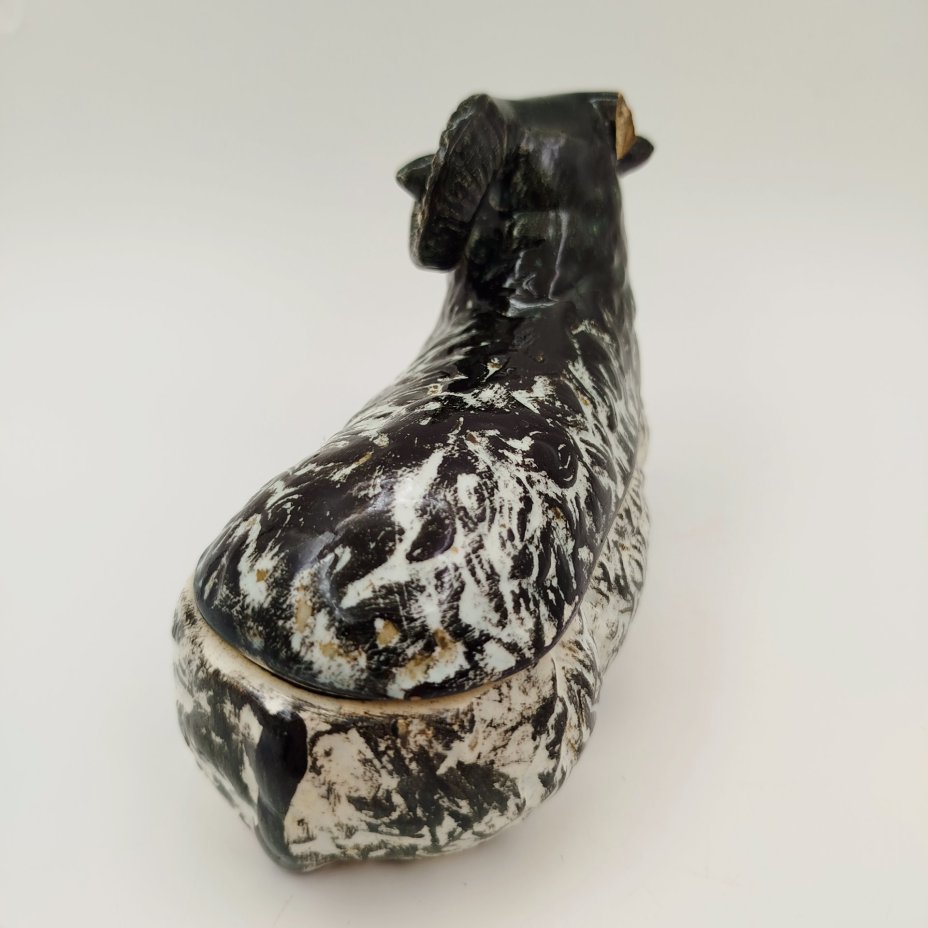 Маслёнка "Баран", фаянс, роспись, Товарищество М.С. Кузнецова, Российская империя, 1890-1917 гг.