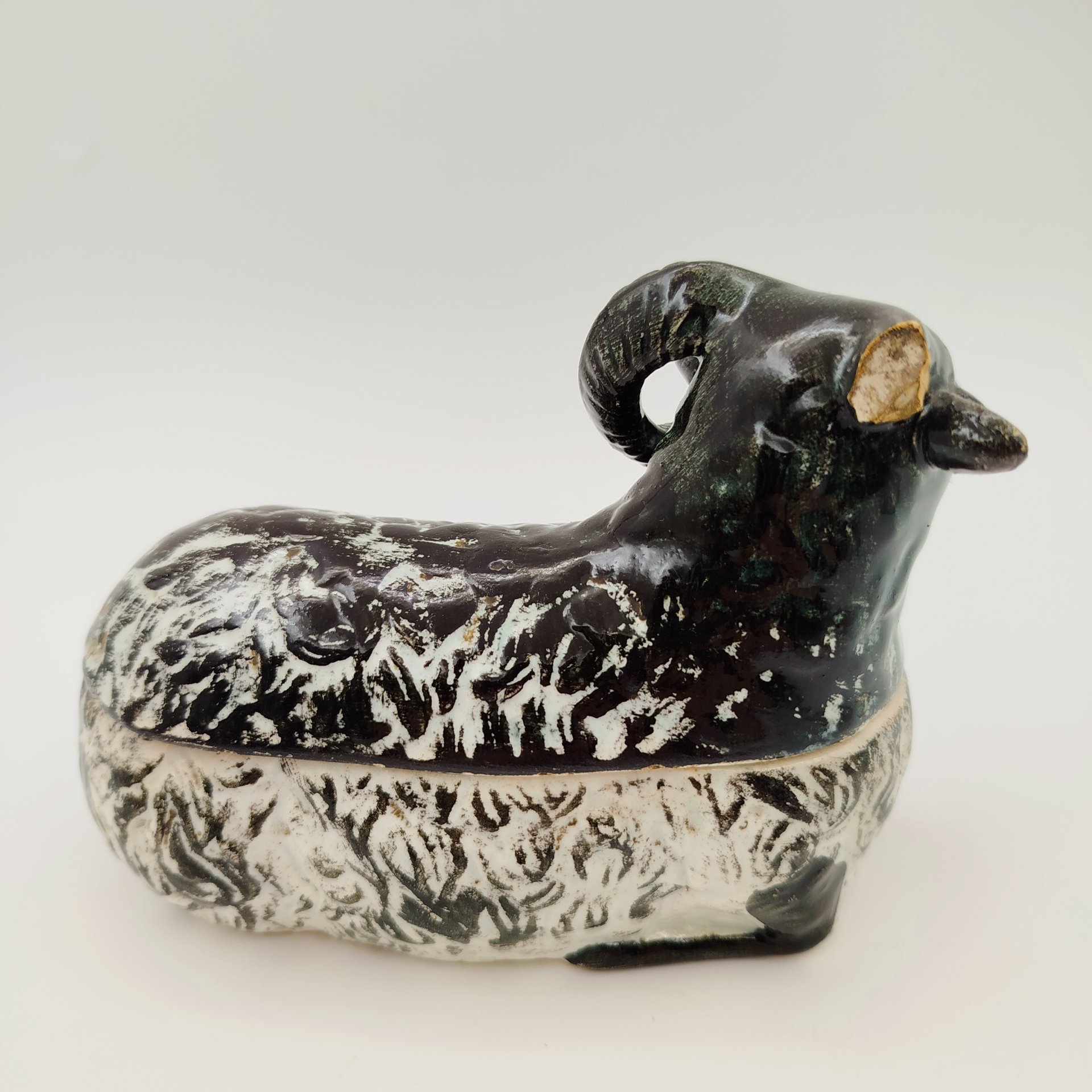 Маслёнка "Баран", фаянс, роспись, Товарищество М.С. Кузнецова, Российская империя, 1890-1917 гг.