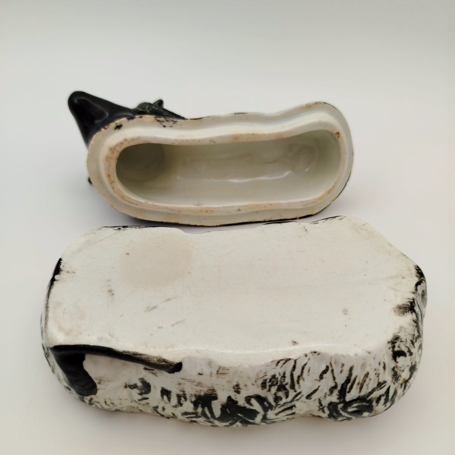 Маслёнка "Баран", фаянс, роспись, Товарищество М.С. Кузнецова, Российская империя, 1890-1917 гг.