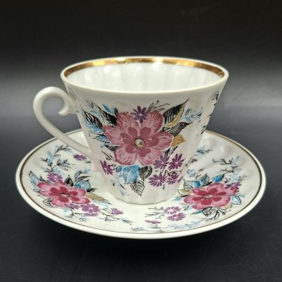 Пара чайная "Март", форма "Лучистая", автор формы Н.П. Славина, автор рисунка А.Н. Семенова, фарфор, деколь, золочение, Ленинградский фарфоровый завод (ЛФЗ), СССР, 1970-1992 гг.