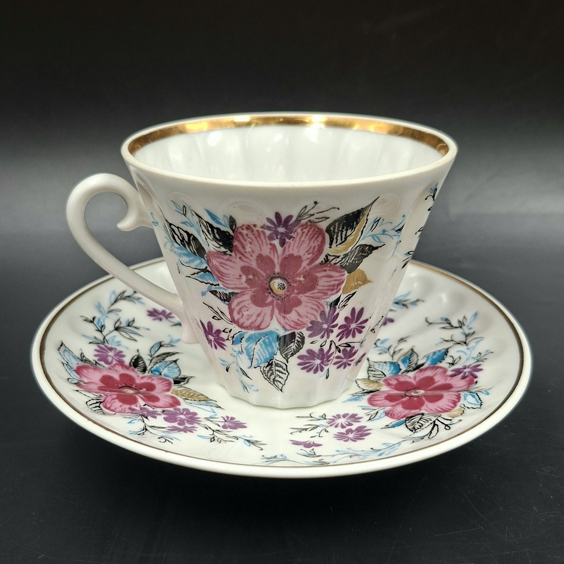 Пара чайная "Март", форма "Лучистая", автор формы Н.П. Славина, автор рисунка А.Н. Семенова, фарфор, деколь, золочение, Ленинградский фарфоровый завод (ЛФЗ), СССР, 1970-1992 гг.