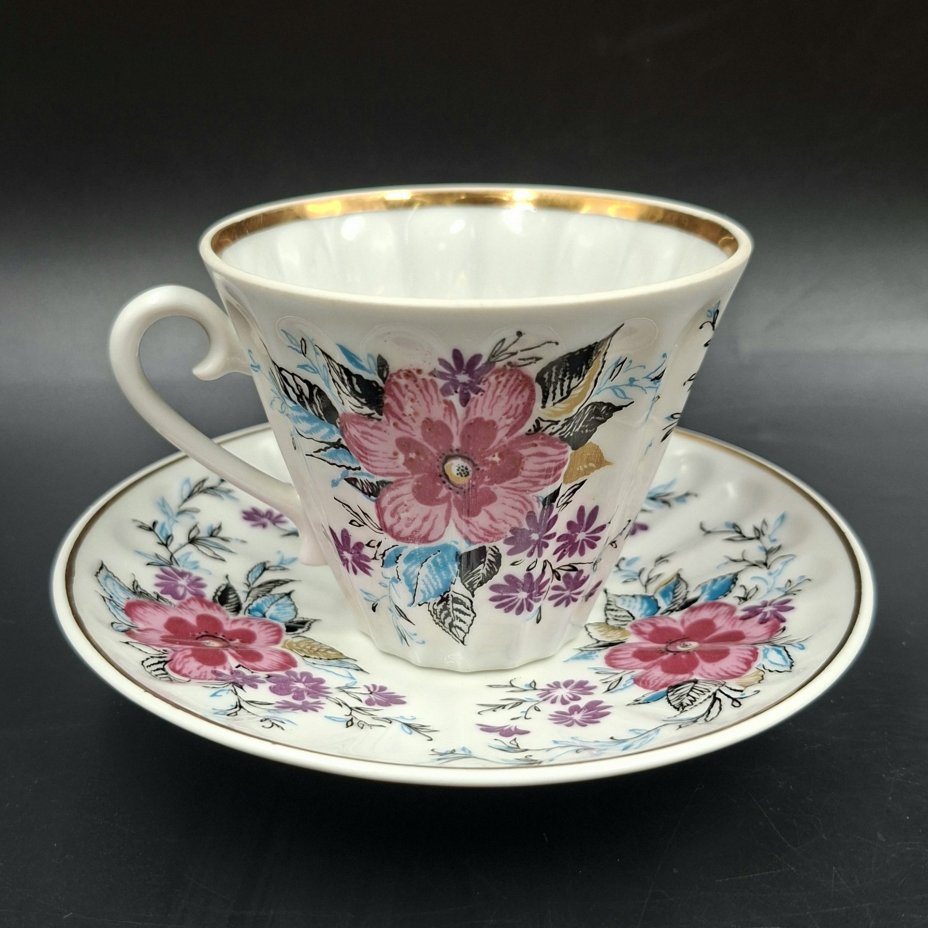 Пара чайная "Март", форма "Лучистая", автор формы Н.П. Славина, автор рисунка А.Н. Семенова, фарфор, деколь, золочение, Ленинградский фарфоровый завод (ЛФЗ), СССР, 1970-1992 гг.