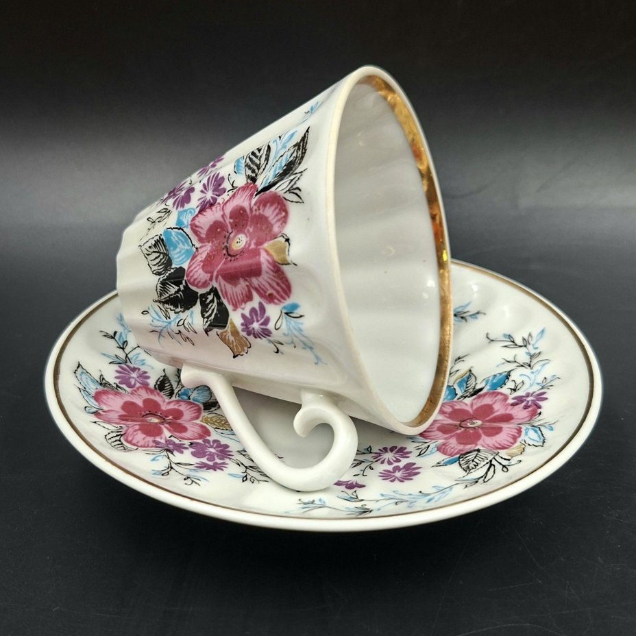 Пара чайная "Март", форма "Лучистая", автор формы Н.П. Славина, автор рисунка А.Н. Семенова, фарфор, деколь, золочение, Ленинградский фарфоровый завод (ЛФЗ), СССР, 1970-1992 гг.