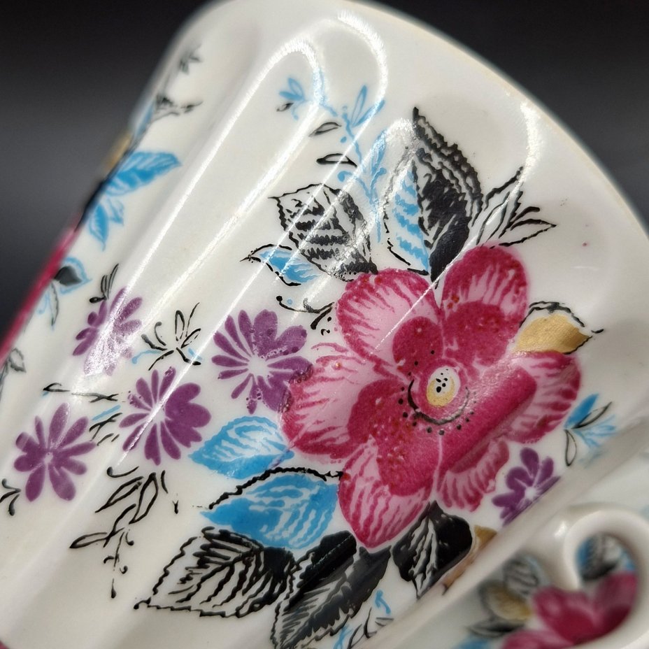 Пара чайная "Март", форма "Лучистая", автор формы Н.П. Славина, автор рисунка А.Н. Семенова, фарфор, деколь, золочение, Ленинградский фарфоровый завод (ЛФЗ), СССР, 1970-1992 гг.