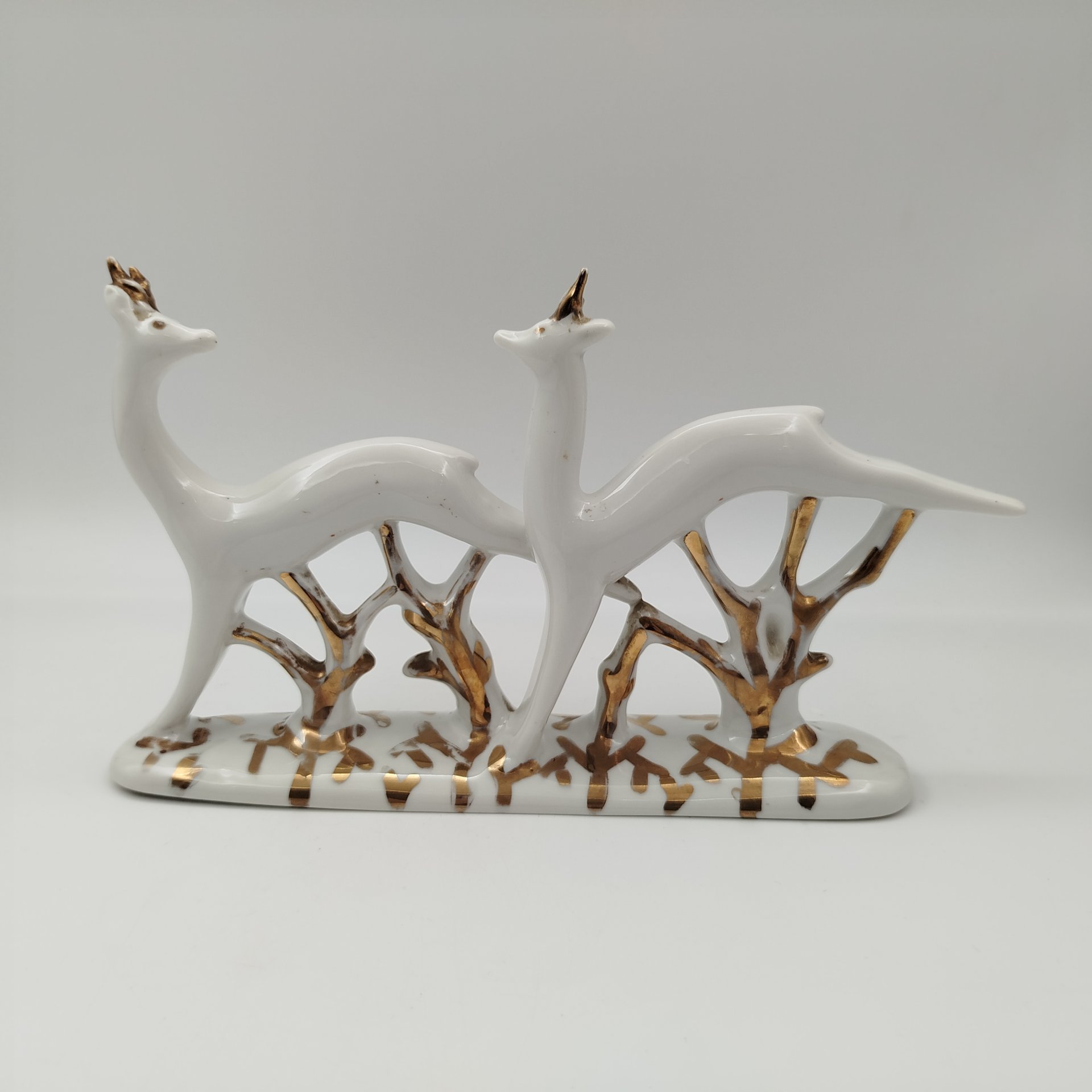 Статуэтка "Бегущие олени", автор С.И. Вайнштейн-Машурина, фарфор, золочение, Дмитровский фарфоровый завод (ДФЗ Вербилки), СССР, 1954-1965 гг.